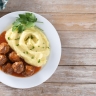 Картошка готовится сама, фарш жарится рядом: рецепт, который сэкономит время вечером