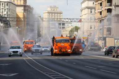 Коммунальные службы Москвы чаще поливают дороги из-за жары