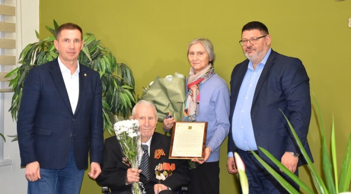 Мэр Пензы поздравил жителя города с 99-летием