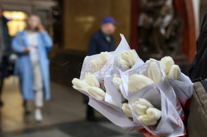 Более 15 тыс. цветов подарили москвичкам в Международный женский день в столичном транспорте