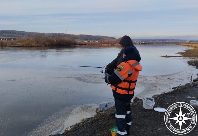 В Башкирии спасатели напомнили правила "тонкого льда"