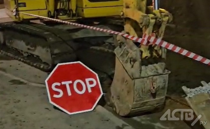 Тянули газопровод, пробили водопровод: в Долинске без водоснабжения остались три дома Тянули газопровод, пробили водопровод: в Долинске без водоснабжения остались три дома