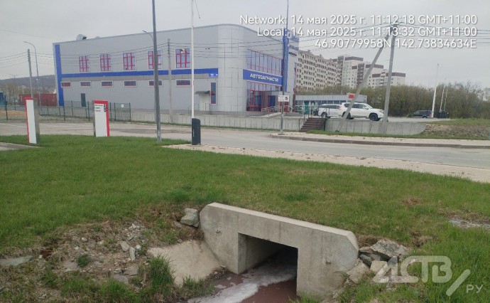 Розовая вонючая жидкость с пеной полилась с территории автоцентра в Южно-Сахалинске