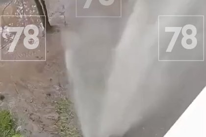 В Петербурге возле дома забил фонтан высотой в пять этажей