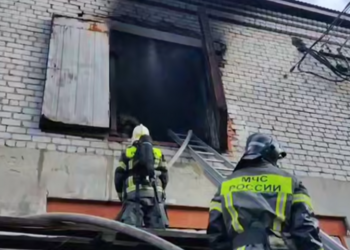 В Благовещенске загорелась территория базы на Чайковского