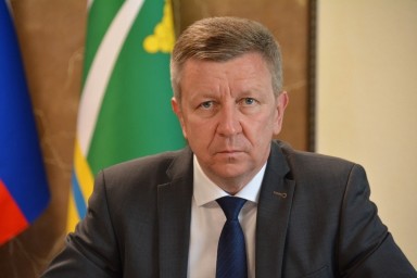 Чиновник с Кубани пытался сбежать от силовиков с золотыми костылями