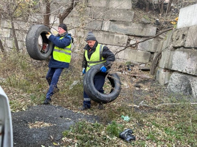 Коммунальщики вывезли с улиц Владивостока 800 тонн старых автопокрышек Коммунальщики вывезли с улиц Владивостока 800 тонн старых автопокрышек