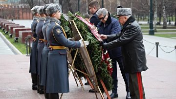 Активисты Бессмертного полка возложили цветы к Могиле Неизвестного Солдата