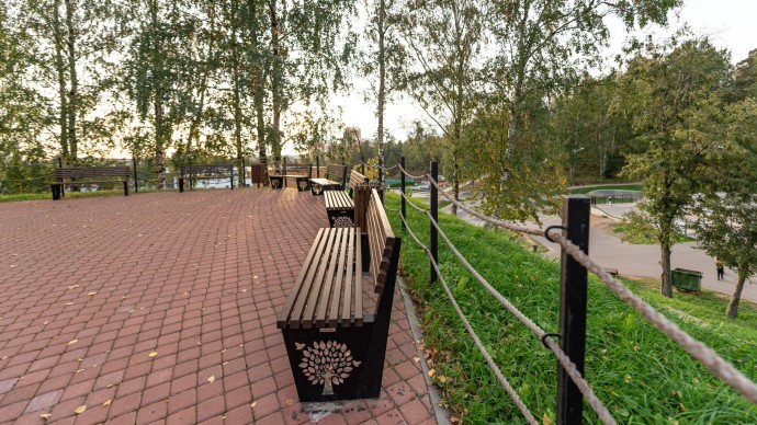 Скамейка у каждого подъезда: в Госдуме предложили новый норматив для пенсионеров