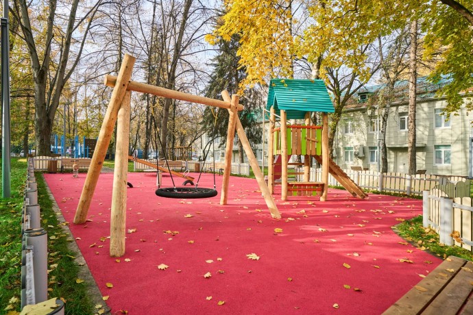 В Зюзине благоустроили территорию около центра госуслуг «Мои документы» В Зюзине благоустроили территорию около центра госуслуг «Мои документы»