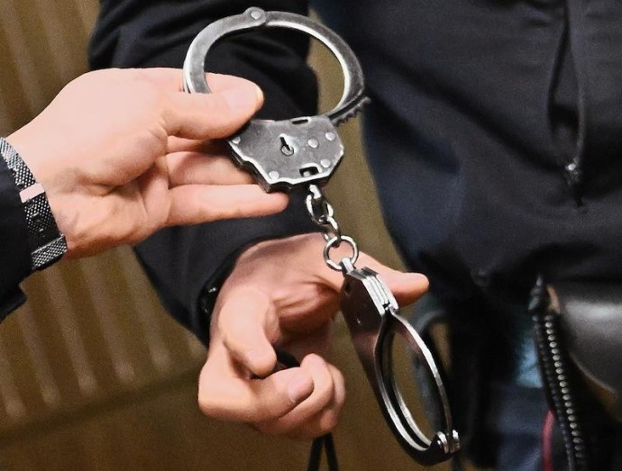 В Москве поймали мужчину, который подглядывал за женщинами в туалете через ершик