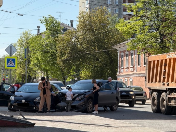 На перекрестке Преображенской и Володарского произошла авария