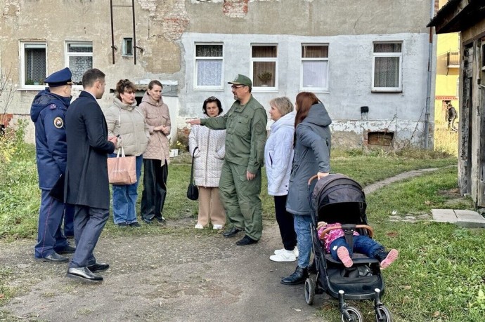 В Черняховске руководитель регионального СК лично разобрался с проблемами жителей аварийных домов