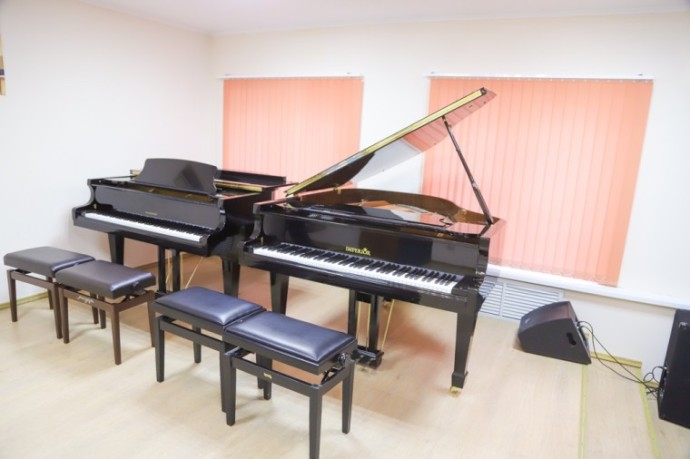 Илья Беспалов выполнил обещание и подарил школе искусств концертный рояль