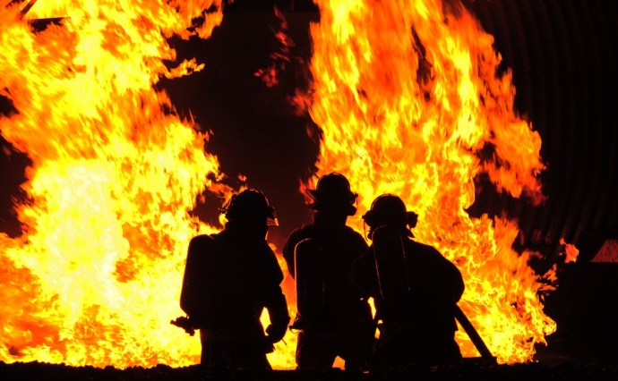 Склад буровых растворов горел в Холмске на площади 200 "квадратов"