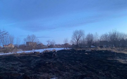 В Охе сгорело около 100 "квадратов" из-за возгорания сухой травы