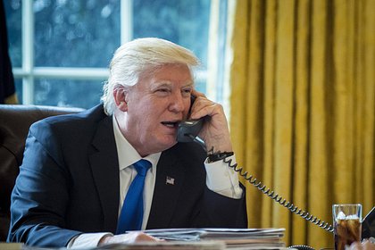 Белый дом опубликовал фото разговаривающего с Путиным по телефону Трампа