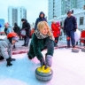 Москвичей и гостей столицы научат играть в керлинг на фестивале «Путешествие в Рождество»