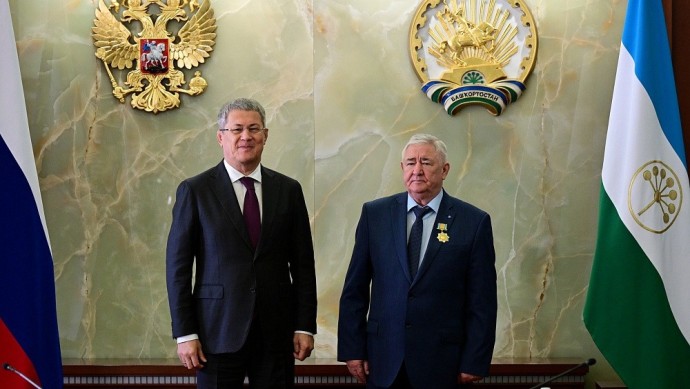 Радий Хабиров вручил орден экс-министру внутренних дел Башкирии Радий Хабиров вручил орден экс-министру внутренних дел Башкирии