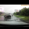 Легковушка вылетела на обочину на мокрой дороге в Туле