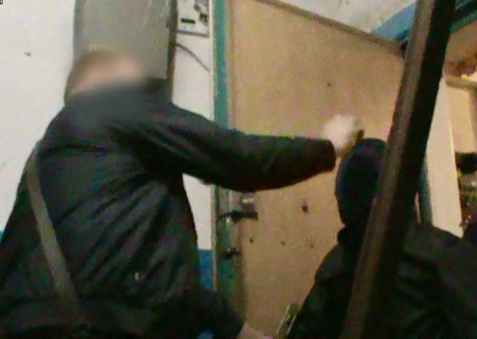 В Кирове мужчина до смерти избил прохожего в подъезде