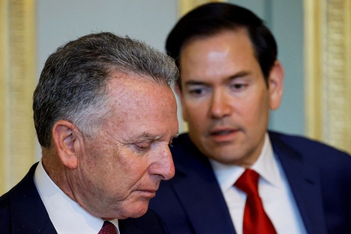 «Они по-разному мыслят». Украинский вопрос раскалывает администрацию Трампа на два лагеря. Как это отразится на переговорах?