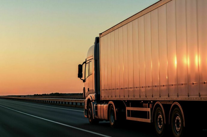 Фура упала с моста возле вокзала в Симферополе Фура упала с моста возле вокзала в Симферополе