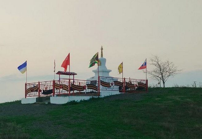 К разрушенному субургану на Донбассе вернули флаг Бурятии К разрушенному субургану на Донбассе вернули флаг Бурятии