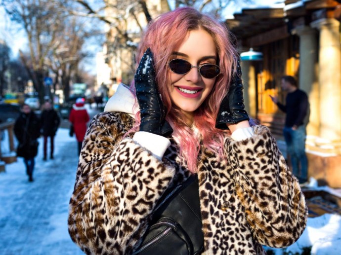 Широкие ремни корсетного типа включили в зимние показы