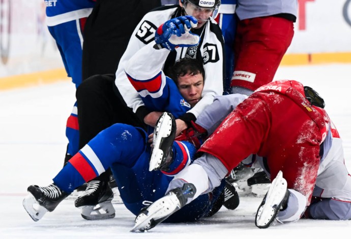 Матч КХЛ между СКА и "Спартаком" завершился массовой дракой Матч КХЛ между СКА и "Спартаком" завершился массовой дракой