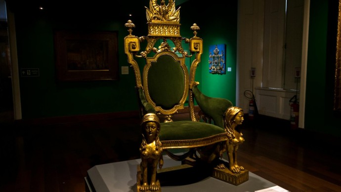 Посетитель Эрмитажа заплатит 800 тысяч рублей за желание посидеть на троне