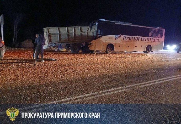 Фура смяла пассажирский автобус в лобовом ДТП в Приморье