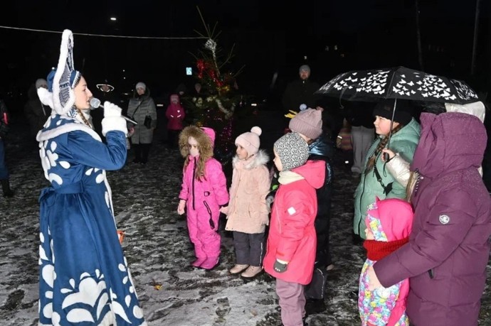 В Великих Луках на набережной Шмидта прошёл новогодний праздник двора
