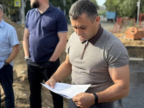 Школьную готовят к сдаче, на Театральной укладывают асфальт Школьную готовят к сдаче, на Театральной укладывают асфальт
