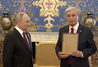 Владимир Путин передал Касым-Жомарту Токаеву наградной лист его отца