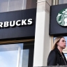 Работники Starbucks начали масштабную забастовку в США, сообщает CNBC