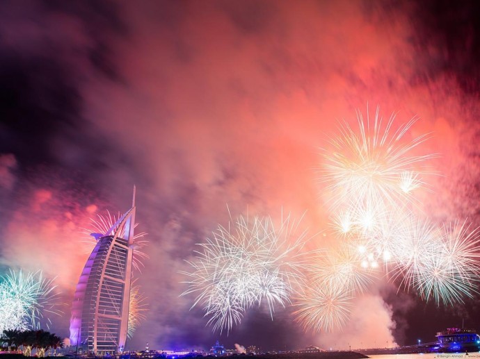 Крупнейшие города мира проводят новогодние уличные шоу — туристические службы