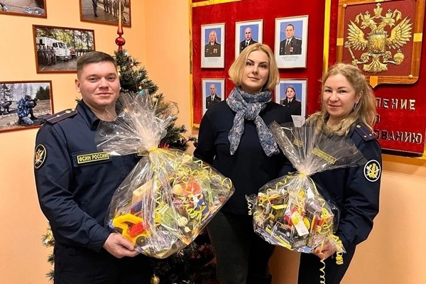 Сотрудники ярославского Управления по конвоированию присоединились к благотворительной акции «Коробка храбрости» Сотрудники ярославского Управления по конвоированию присоединились к благотворительной акции «Коробка храбрости»