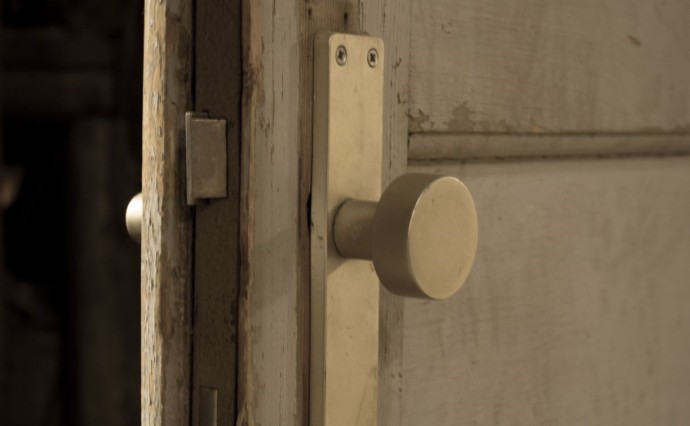 Высокая трава и неисправные двери на Сахалине довели три УК до штрафов