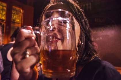 «Первые признаки появились в 22 года». Как россияне становятся алкоголиками и как распознать зависимость у близкого?