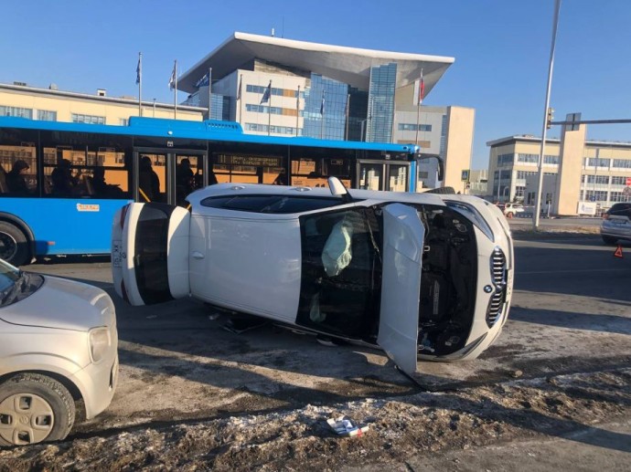 Серьезное ДТП на острове Русском: водитель BMW пострадал при опрокидывании