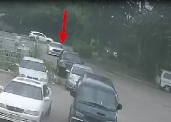 В Благовещенске во дворе дома иномарка сбила девочку