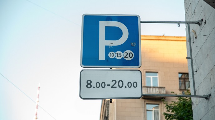 В Петербурге утвердили перечень зон платной парковки с разными коэффициентами