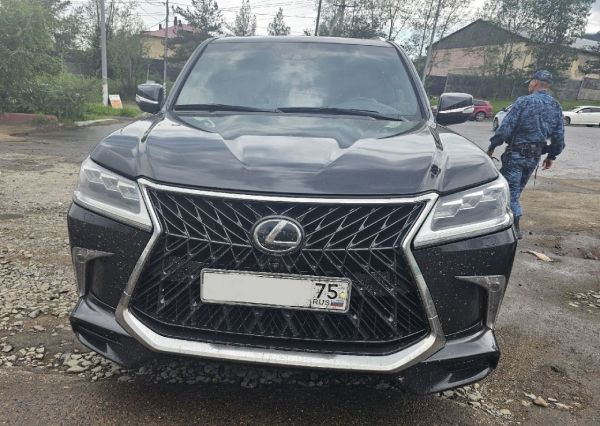 В Чите бизнесмен выплатил более 4 млн из-за страха потерять свой Lexus LX750
