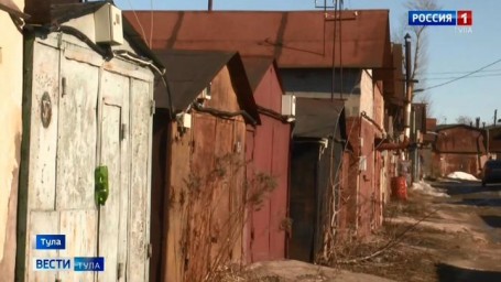 В Заокском мужчина украл из чужого гаража бензопилу, бензогенератор и набор ключей