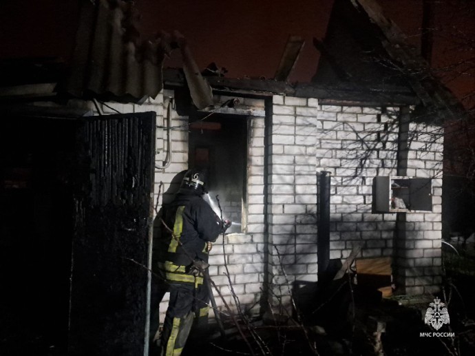 В Старом Осколе при пожаре в дачном домике нашли погибшего собственника