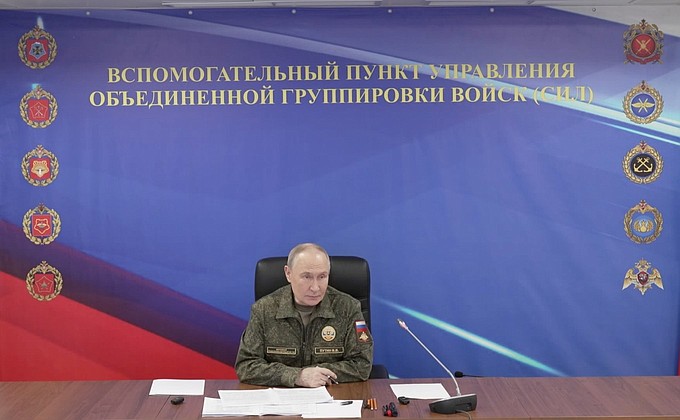 Президент посетил пункт управления Объединённой группировки войск