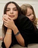 Эмили Ратаковски снялась для рекламы Chanel со своим пятилетним сыном