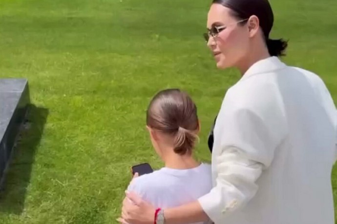 Гимнастка Ляйсан Утяшева показала редкие кадры с дочерью на прогулке в родном городе