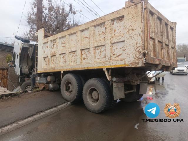 В Уфе грузовик укатился в время ремонта и врезался в ограждение В Уфе грузовик укатился в время ремонта и врезался в ограждение